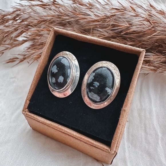 ❣️SALE❣️Vintage snowflake jasper stud earrings - Picture 2 of 3